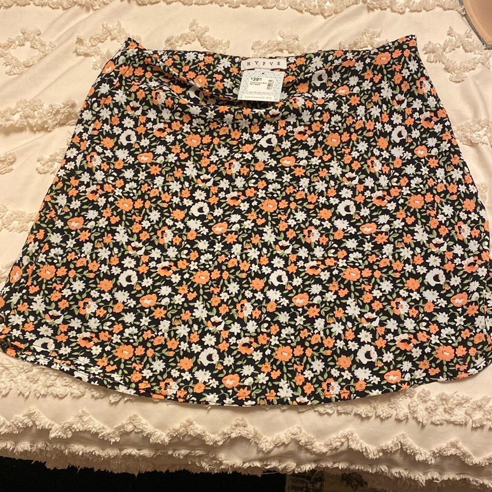 HYFVE mini skirt featuring an allover floral print and SIDE ZIP SZ L NWT